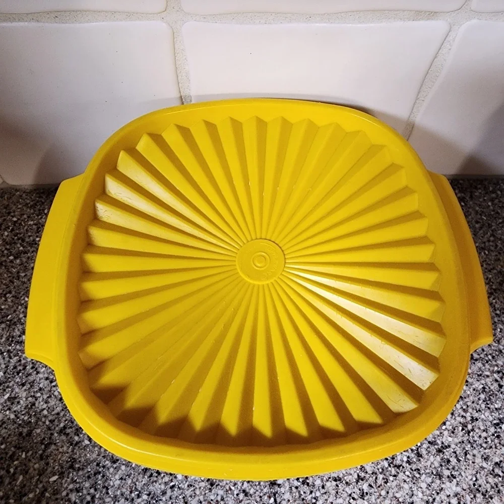 Vintage Tupperware Sunburst Yellow 8-cup Servalier Square Bowl with Lid 1970s